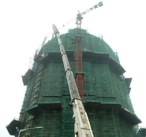 五大连池吊车在工地上作业